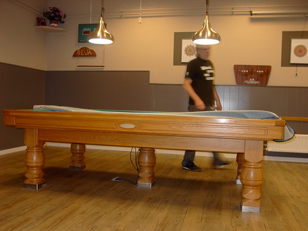 Stofzuigen en borstelen biljarts voor het toernooi