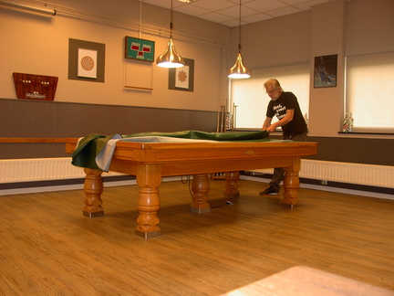 Stofzuigen en borstelen biljarts voor het toernooi